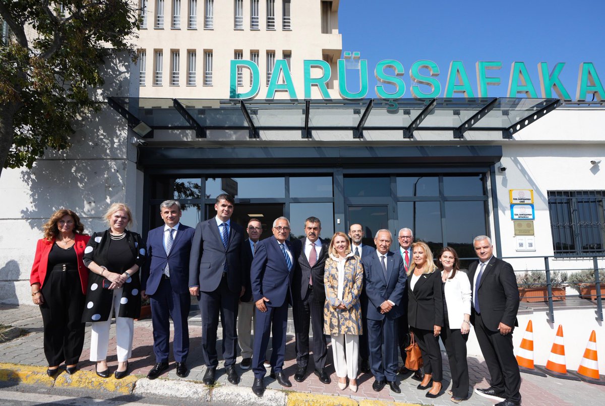 📍İstanbul/ Darüşşafaka Ziyareti

Türkiye’nin eğitim alanındaki ilk sivil toplum kuruluşlarından biri olan Darüşşafaka Eğitim Kurumunu ziyaret ettik. 

Ziyaretimiz kapsamında öğrencilerimizin sorularını cevapladık, okulumuzda yer alan planateryumu inceledik, okul bahçemizde