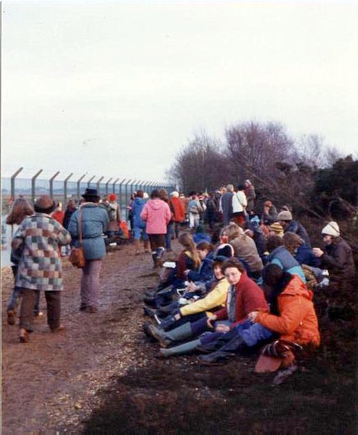 #OTD 1981 the first women arrived at Greenham Common to protest against nuclear missiles being stored at a nearby RAF base. The protest developed into a women-only Peace Camp, that would protest outside the military base for another 19 years.🧵 (1/8)