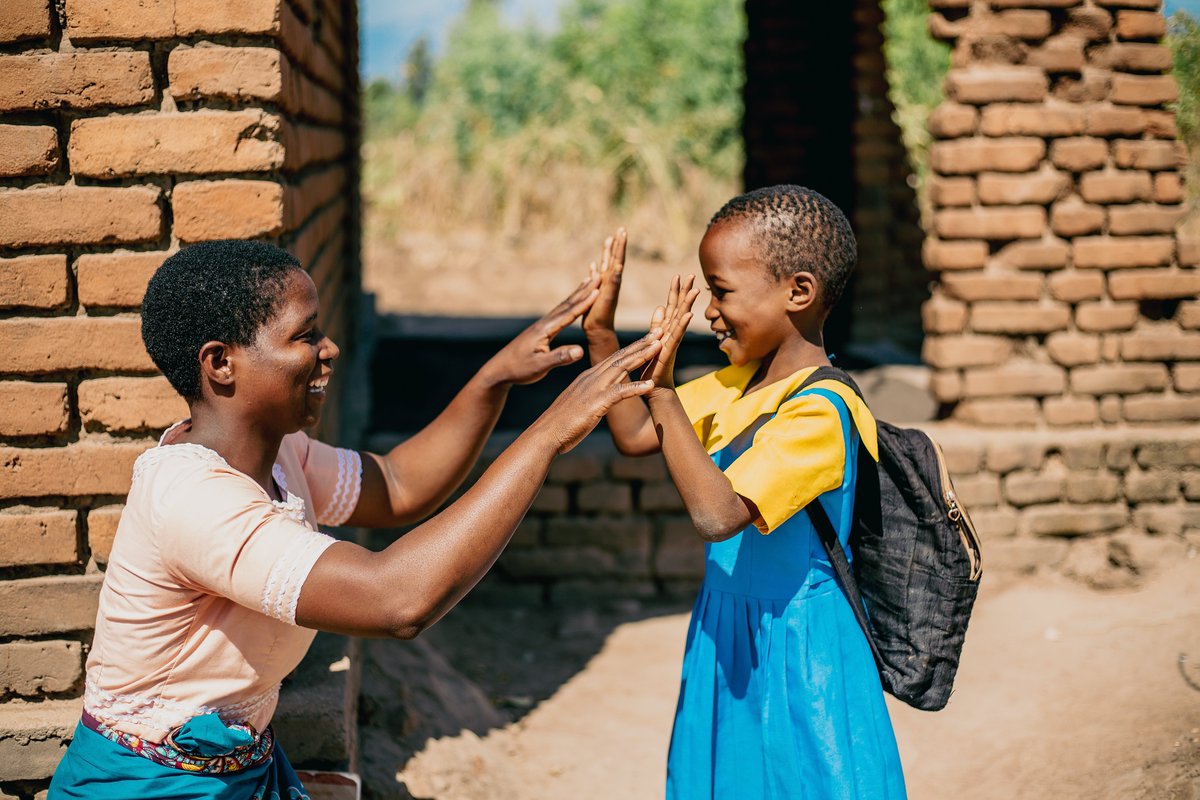 🌟Mary (30) smiles while playing with her daughter, Happiness (5) in Mukwala Village. Last year, after Cyclone Freddy devastated their home, Happiness fell ill and was diagnosed with malnutrition. Thanks to UNICEF and partners, Happiness received life-saving care. 💙