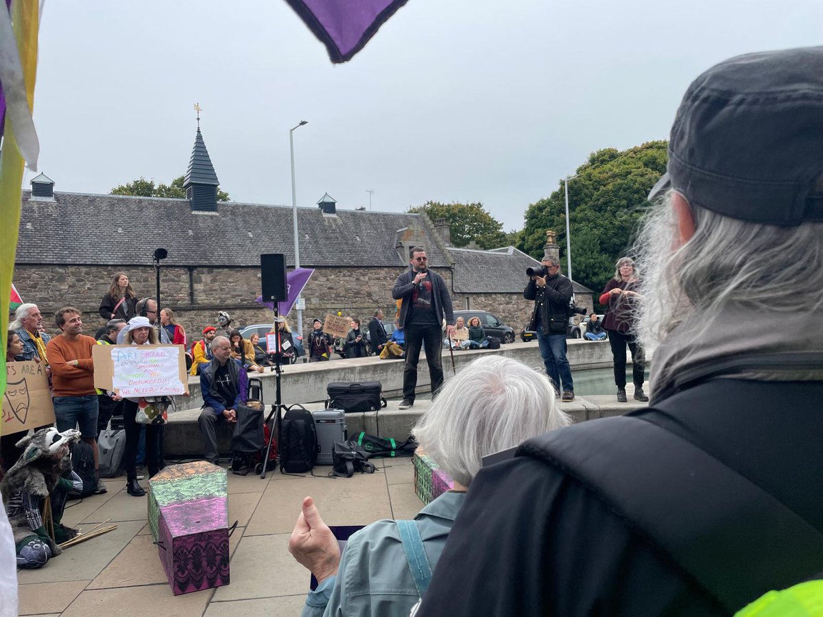 Honoured to speak on behalf of <a href="/WeAreTheMU/">Musicians' Union</a> at  <a href="/EquityUK/">Equity</a>'s demo outside Holyrood today

A strong turn out, and the small plaster the Scottish Government have offered will do little for the deep wounds from years of cuts

Scotland's arts workers demand more! ✊

Up the unions! ✊