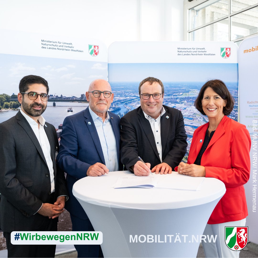 Der #Rhein ist die zentrale Wasserstraße für nachhaltige #Logistik in Europa. Bei der #LänderkonferenzRhein trafen sich die Verkehrsminister:innen aus BW, HE, RP und NRW, um sich für eine klimagerechte #Rheinschifffahrt einzusetzen.🚢🤝
ℹ️👉umwelt.nrw.de/die-rheinschif…

#wirbewegenNRW