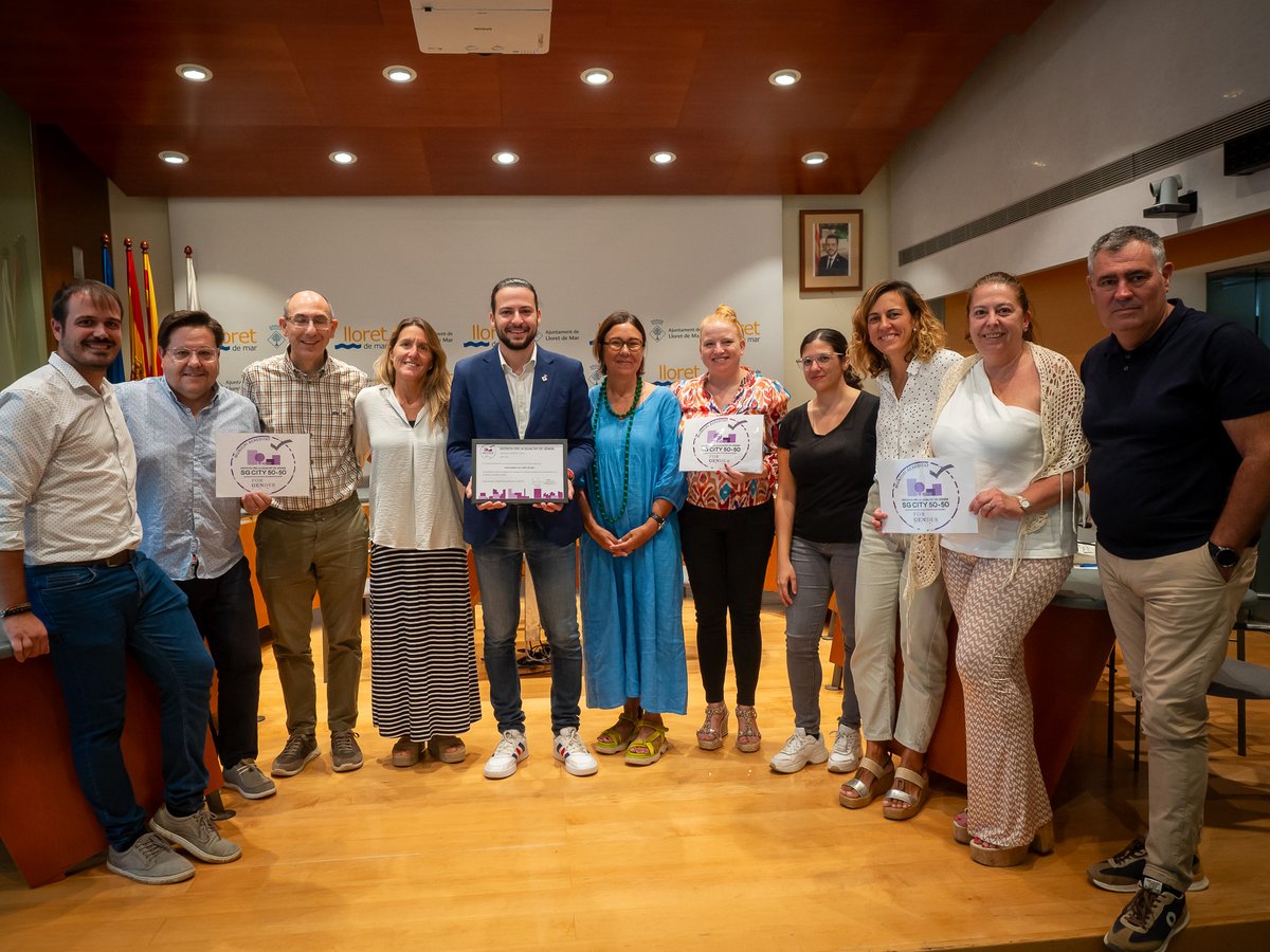 Ajuntament de Lloret de Mar (@lloret_de_mar) on Twitter photo 🏅 L'Ajuntament de #LloretdeMar rep el Distintiu per a la Igualtat de Gènere.
💪 <a href="/forgender/">Associació FORGENDER SEAL</a> reconeix el consistori per integrar la perspectiva de gènere en l’administració.
🔗 Més info: lloret.cat/ndp-DistintiuI… 🏅 L'Ajuntament de #LloretdeMar rep el Distintiu per a la Igualtat de Gènere.
💪 <a href="/forgender/">Associació FORGENDER SEAL</a> reconeix el consistori per integrar la perspectiva de gènere en l’administració.
🔗 Més info: lloret.cat/ndp-DistintiuI…