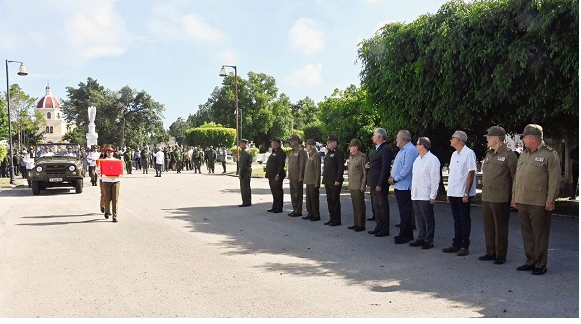 yanelysf79's tweet photo. Asistieron Raúl y Díaz-Canel a ceremonia de inhumación del general de división Romárico Vidal Sotomayor García. https://t.co/eRnxgng0FV