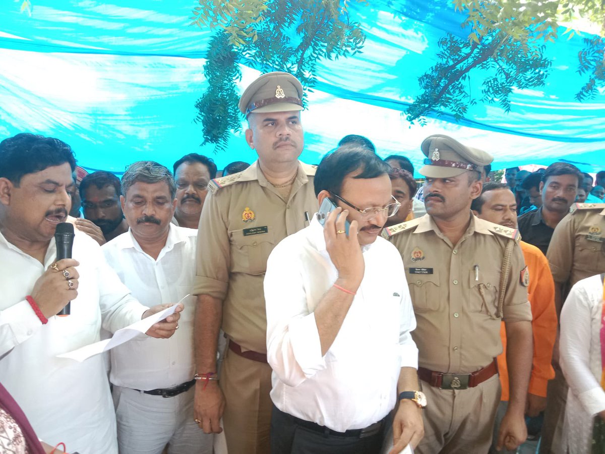 DrDCSHARMAUPPSS's tweet photo. आदर्श समायोजित शिक्षक शिक्षामित्र वेलफेयर एसोसिएशन उ प्र  द्वारा बेसिक शिक्षा निदेशालय लखनऊ में आयोजित धरने में उपस्थित रहकर शिक्षा मित्र साथियों की माँगों का समर्थन किया । https://t.co/dnYdsFbnQ3