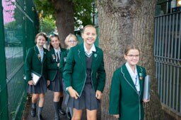 SurbitonHigh's tweet image. Autumn Term begins this rainy Thursday morning, but our pupils&apos; spirits aren’t dampened!  ☂️ Ready to take on the challenges of a new School year and, for some, embark on the beginning of their Senior School learning journey.

#UnmistakablySurbiton #EducationUnleashed