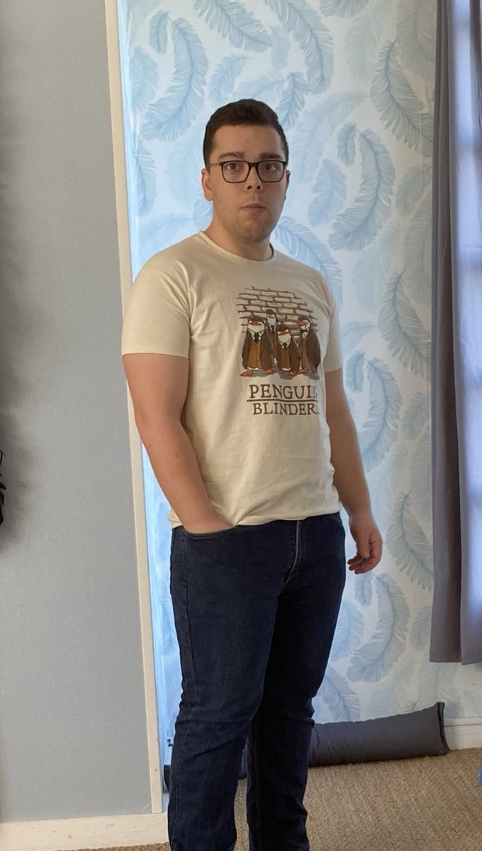 MumAvengers's tweet image. Tu ne le vois pas : il est handicapé. 
Il devrait être en fauteuil. 
Il n'aurait pas dû obtenir son Bac. 
Il a un retard mental.
Il bosse coûte que coûte en milieu dit "ordinaire". 
Dans un fastfood
Hier on lui a fait prendre de l'eau dans les chiottes avec un gobelet.
Pour rire