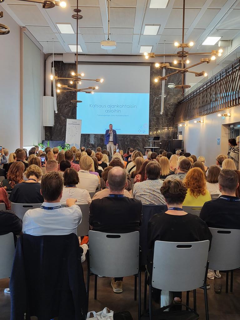 Käynnissä kaikkien aikojen suurimmat valtakunnalliset #kauppakamaripäivät <a href="/kauppakamaritku/">Turun kauppakamari</a> emännöimänä, 140 kollegaa koolla 🤩. Ilolla ja ylpeydellä seuraavat kaksi päivää! #kaikkienaikojenkauppakamaripäivät