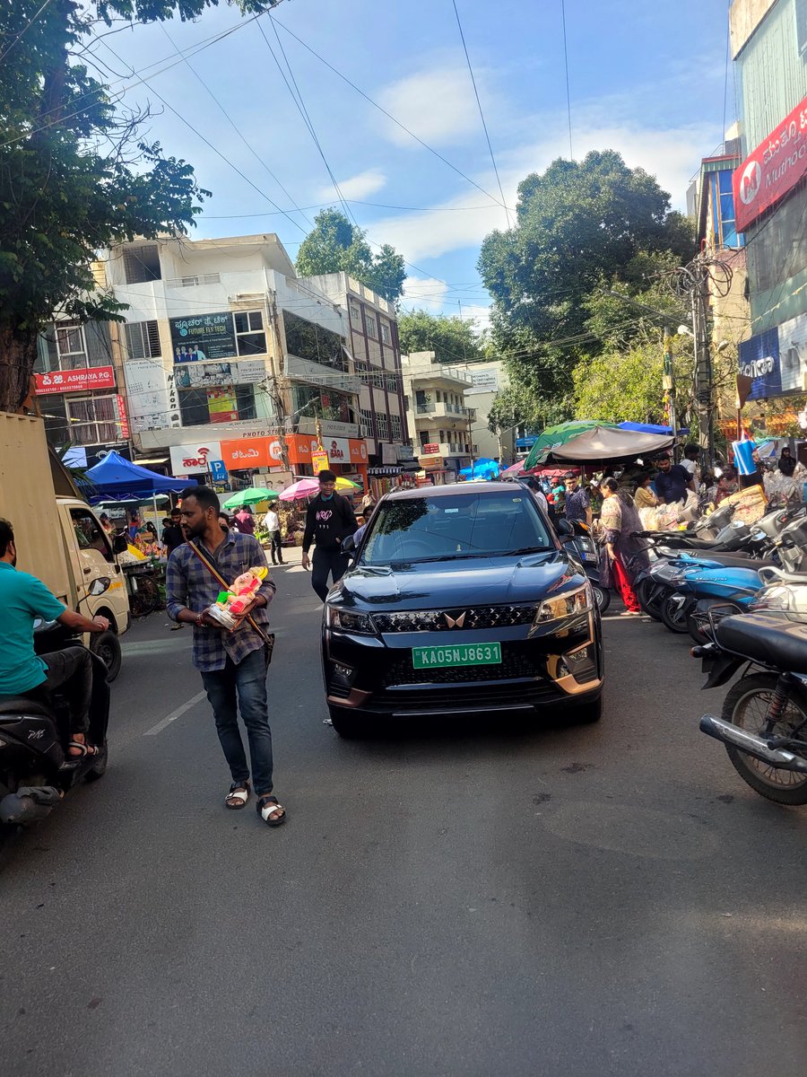 chanduviewz's tweet photo. @JnagarTr this car is parked in the mid of the road in Jayanagar 9th block circle point please take action on them immediately https://t.co/KdcTpzjcWa