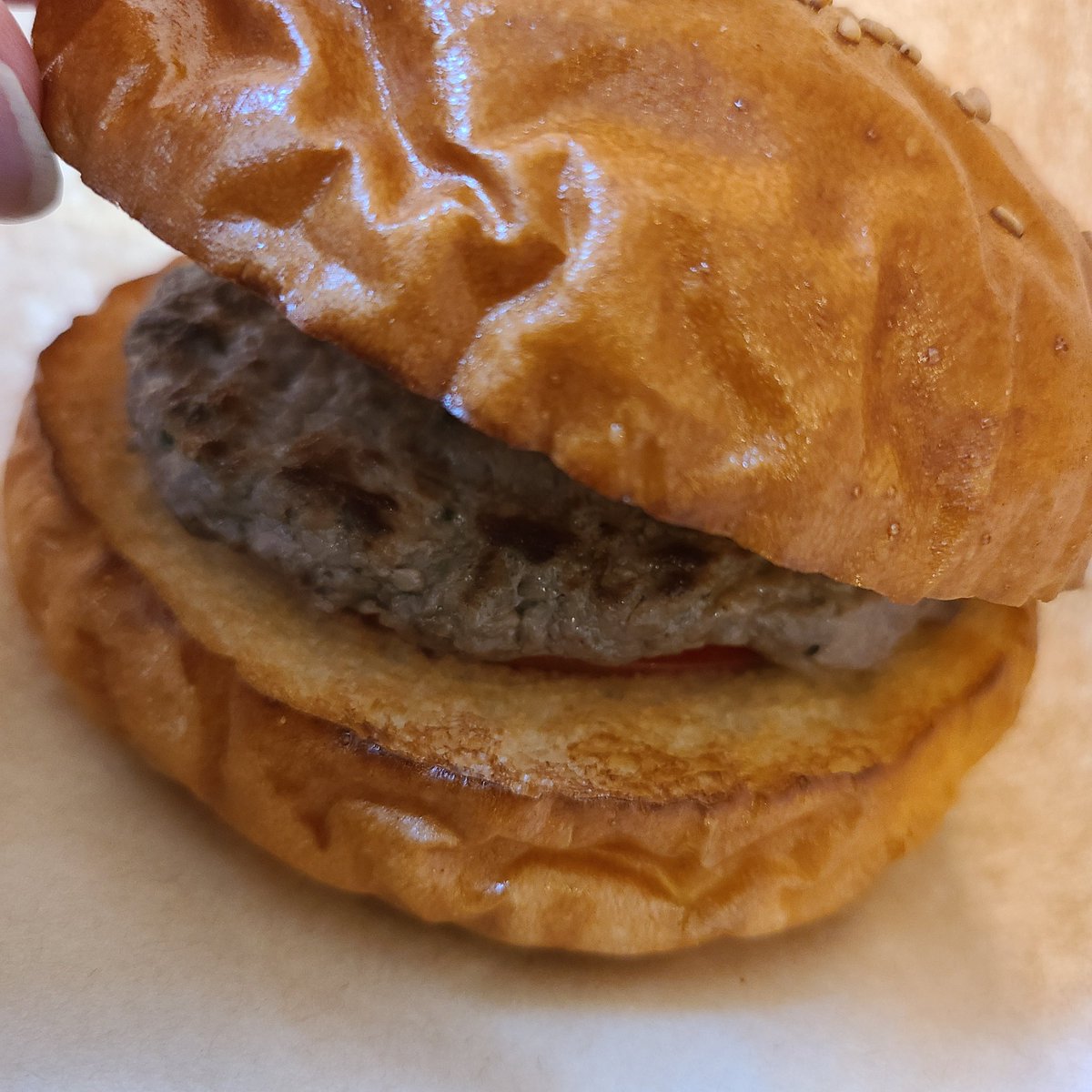 OMUSUBEMARU5351's tweet photo. 本日は🍔 #妖精の家 さんに出店の
#meetmagic 🍔さんへ✨️
🌟ハンバーガー🍔(ある方にオススメされたソースレスで🎶)
🌟てりやきバーガー🍔
妖精の家さんの🍄の機械でコーヒー☕をいただきつつ美味しくいただきました🍔☕💕 https://t.co/GivgICVVaF
