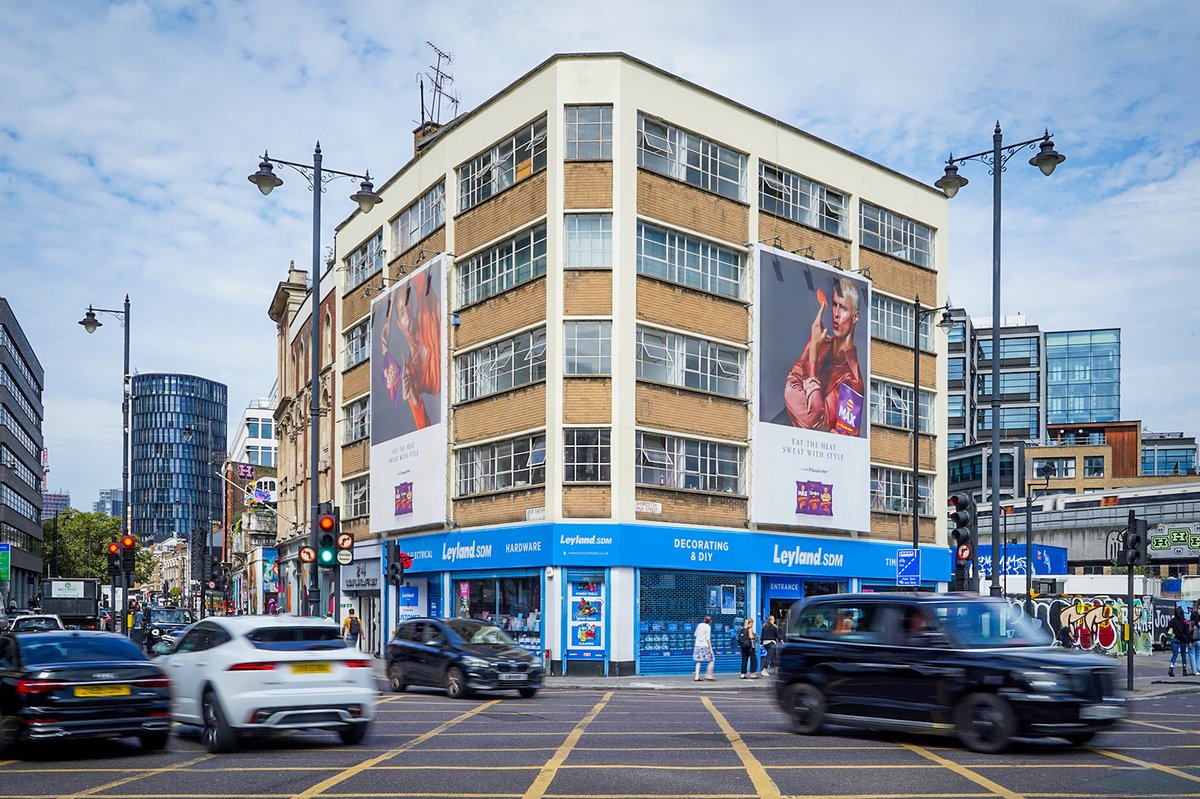 Walkers are looking Extra Flamin' Hot on 10 Great Eastern Street, Shoreditch Crossroads and Brick Lane 🔥🔥🔥 <a href="/OMD_UK/">OMD UK</a> <a href="/TalonOOH/">Talon</a> <a href="/walkers_crisps/">Walkers Crisps</a>