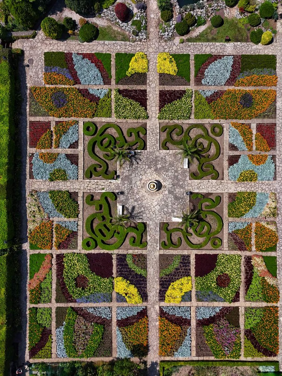 Bildiğim kadarıyla koskoca İstanbul'da şöyle bir şey yok.
Türk - İslam bahçecilik sanatını yansıtacak görkemli bir yapıt da yok.
👇Ha bu park nerede mi? 12 bin nüfuslu bir 🇧🇬 sahil kasabasından.
 <a href="/ibbyesilist/">Yeşil İstanbul 🌿</a>