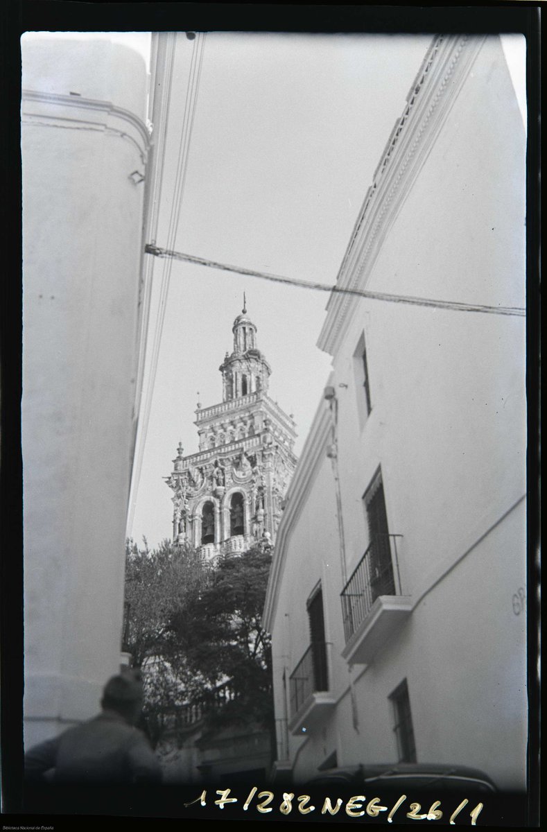 El genocidio franquista fue tan salvaje que a pesar de la censura los fotógrafos que iban con las tropas sublevadas recogían casi involuntariamente imágenes de los miles de asesinatos que estas cometían, como aquí en Jerez de lo Caballeros. Fotos Eduard Foertsch, BNE.
