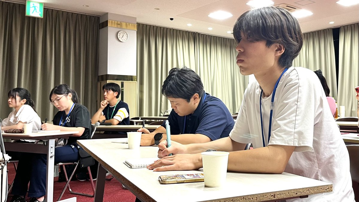 sado_job's tweet photo. 本日の夜コンテンツは、「仕事」と「地方創生」の結びつきについて考える講義を開催！

「”佐渡で働く”という事とは？」
「そもそも地方創生って何？」
「仕事を通して地方創生に関わるってどういうことなのか？」
という事を深く考えられるような内容となっています。

皆さん真剣に受講しています📖
#インターンシップ
#SADOJOB2024
#就活