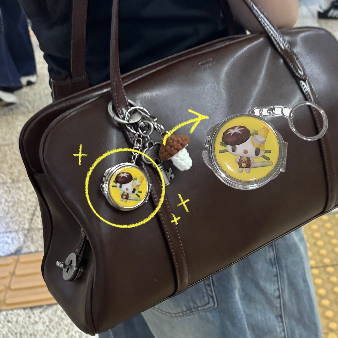 이 트윗을 보고 질렀던 몽드몽드 라지 모먼트백
블로그 후기를 드디어 작성함!!! 
잠금장치도 완전 힙함 ㅋㅋ

보부상이라면...
어떤 룩에도 잘어울리는 가방을 찾는다면 강추...
+ 노멜렛키링(<a href="/lemon____butter/">수정</a>) 고급미 갑

#내돈내산피같은내돈을씀

m.blog.naver.com/dlcodms288/223…