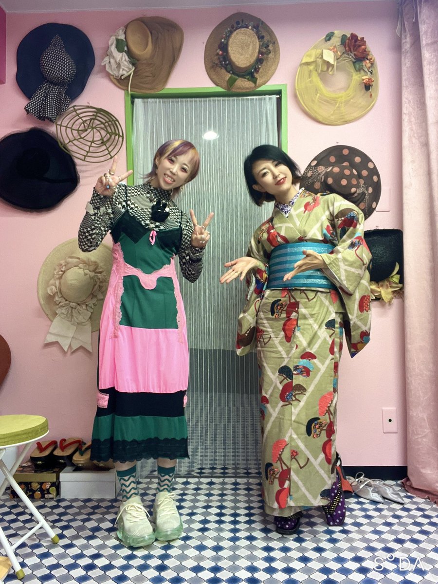 siouxco's tweet photo. @kimonodegojaru @TsubomiPhoto の
ポップアップへ！もうどれもこれも、めたんこかわいくて住みたいくらいでした。
バッグ、帯などの小物のほか、お洋服も本当に可愛くて（しかも洋服はわりとリーズナブル！）絶対おしゃれになれるものばかり…
着れないでいたトモちゃんの浴衣も、この夏ようやく✨♡ https://t.co/WPSF3SOx4Y