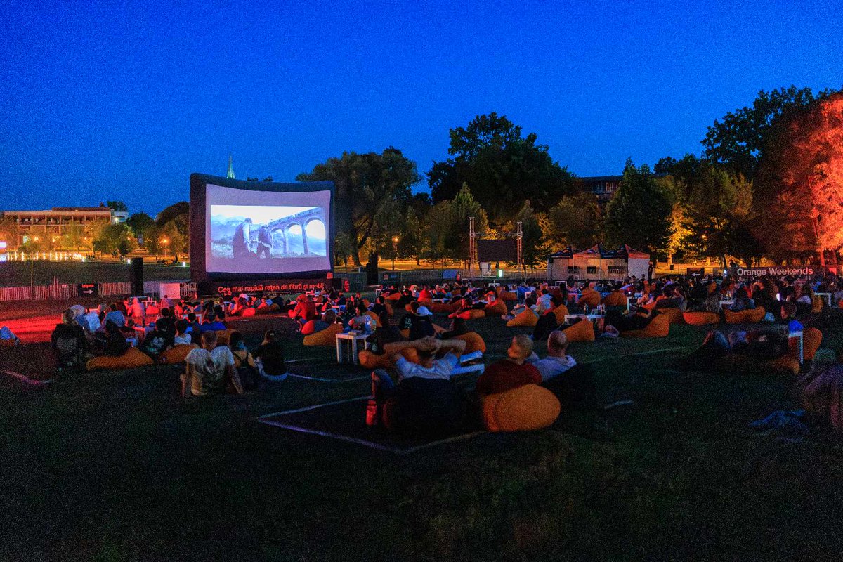 Caravana Orange Weekends 2024 a inclus un film pentru nevăzători. Fundația Cartea Călătoare, partener <a href="/FundatiaOrange/">Fundația Orange</a>, a dezvoltat un catalog de 23 de 🎞️accesibilizate pentru nevăzătorii români, care le pot accesa în aplicația MovieReading, oriunde ar fi. bit.ly/3ZeosDc