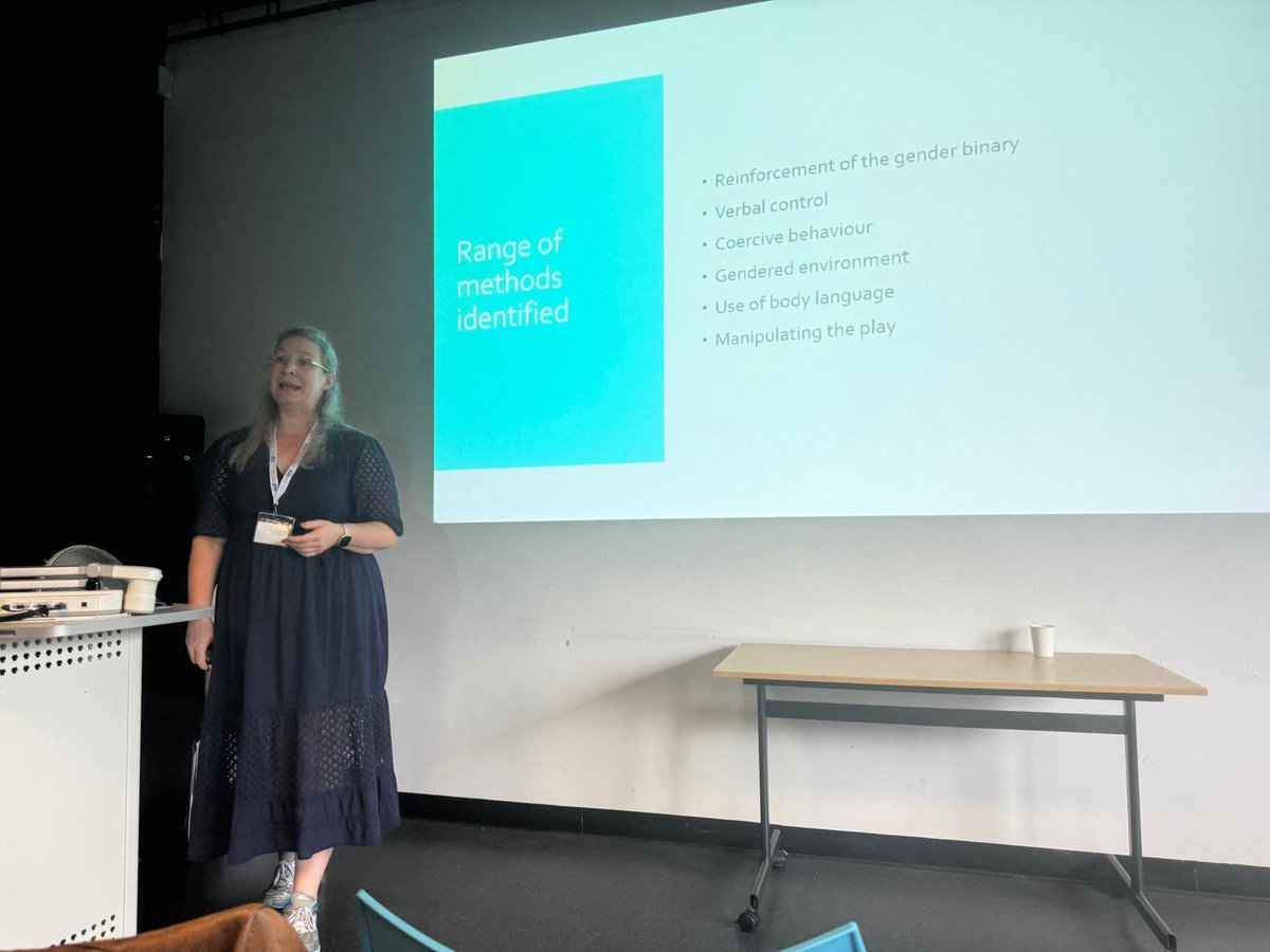 Day 2 of the <a href="/eecera/">EECERA</a> #EECERA2024 and after <a href="/KerrieLeeDavies/">Kerrie 🎶</a> day to shine yesterday its the turn of @EY_Cathy to present her work on gender and play flying the flag for <a href="/UniOfHull/">University of Hull</a> #EarlyChildhood 🤩