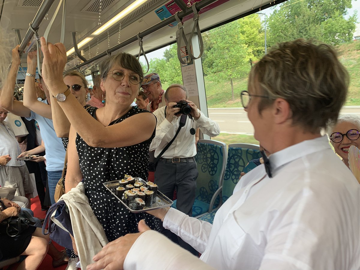 Ginko, les mobilités de Grand Besançon Métropole (@ginkovoyage) on Twitter photo 🎉 RETOUR EN IMAGES : LE TRAM A 10 ANS ! 🚊
🥳 Le week-end dernier, nous avons célébré ensemble cet anniversaire, avec des animations originales en centre-ville et à bord de certains tramways.
🙏 Le tram, c'est 35 à 40 000 voyages par jour : merci à vous tous ! 🎉 RETOUR EN IMAGES : LE TRAM A 10 ANS ! 🚊
🥳 Le week-end dernier, nous avons célébré ensemble cet anniversaire, avec des animations originales en centre-ville et à bord de certains tramways.
🙏 Le tram, c'est 35 à 40 000 voyages par jour : merci à vous tous !