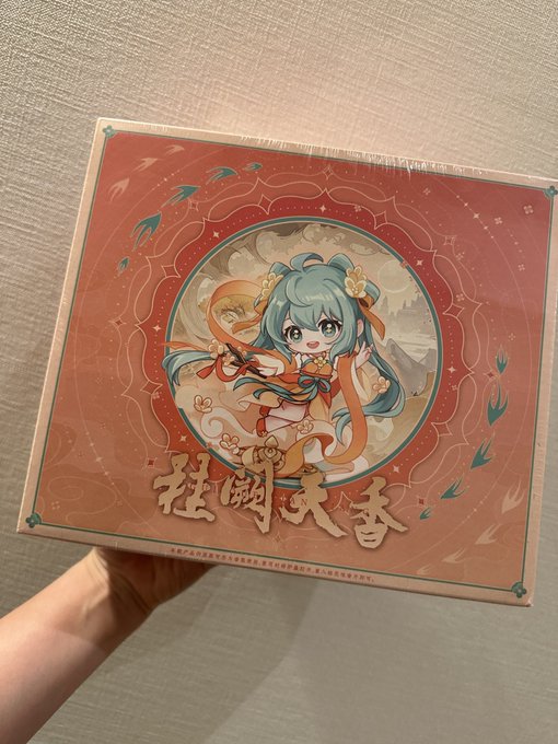 事務所に届いたプレゼント、お家に届きました🥰  めっちゃかわい〜🥺💚 しかもこのフィギュア、香りついてるやつ付いててここに入れたら香りが広がるフィギュアでした🥺🌈  ありがとう🥰 https://t.