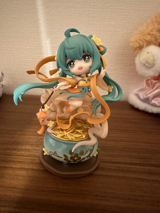 事務所に届いたプレゼント、お家に届きました🥰  めっちゃかわい〜🥺💚 しかもこのフィギュア、香りついてるやつ付いててここに入れたら香りが広がるフィギュアでした🥺🌈  ありがとう🥰 https://t.