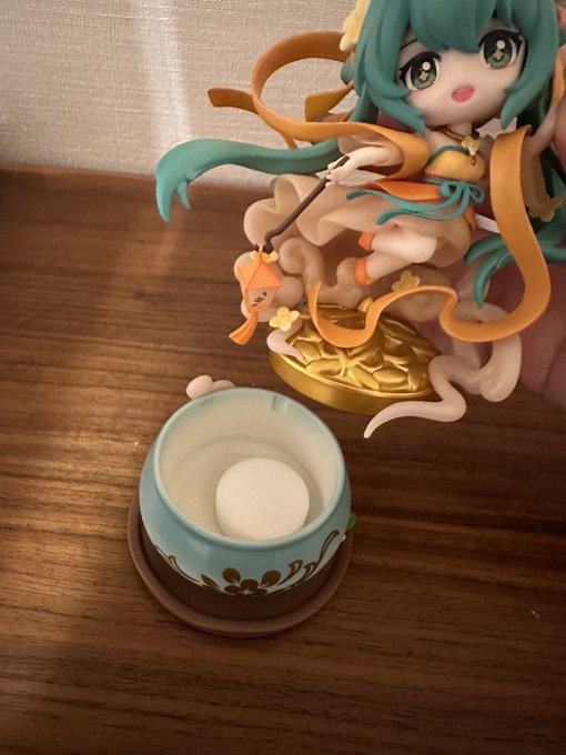 事務所に届いたプレゼント、お家に届きました🥰  めっちゃかわい〜🥺💚 しかもこのフィギュア、香りついてるやつ付いててここに入れたら香りが広がるフィギュアでした🥺🌈  ありがとう🥰 https://t.