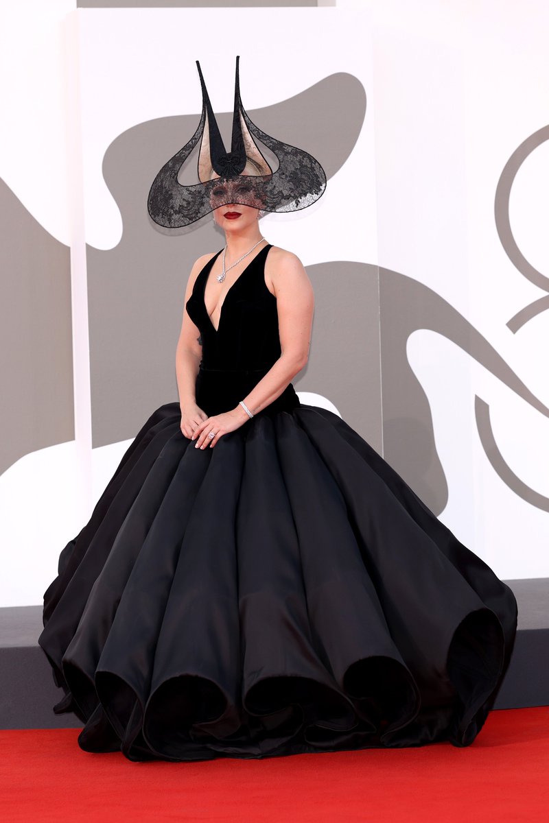 Dior's tweet photo. Custom extravagance.
Leading actress @LadyGaga shone on the red carpet in #DiorCouture by Maria Grazia Chiuri, complete with a plunging neckline and a sweeping scalloped skirt for the 'Joker: Folie à Deux' premiere during the #Venezia81 International Film Festival.
#StarsinDior https://t.co/JznkhNpHXL