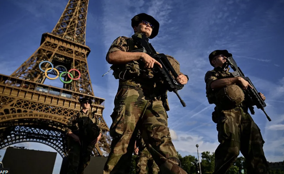 Laut französischen Behörden wurden vor und während den Olympischen Spielen in Frankreich mindestens drei Terroranschläge verhindert. 👇prneumann.substack.com/p/mindestens-d…