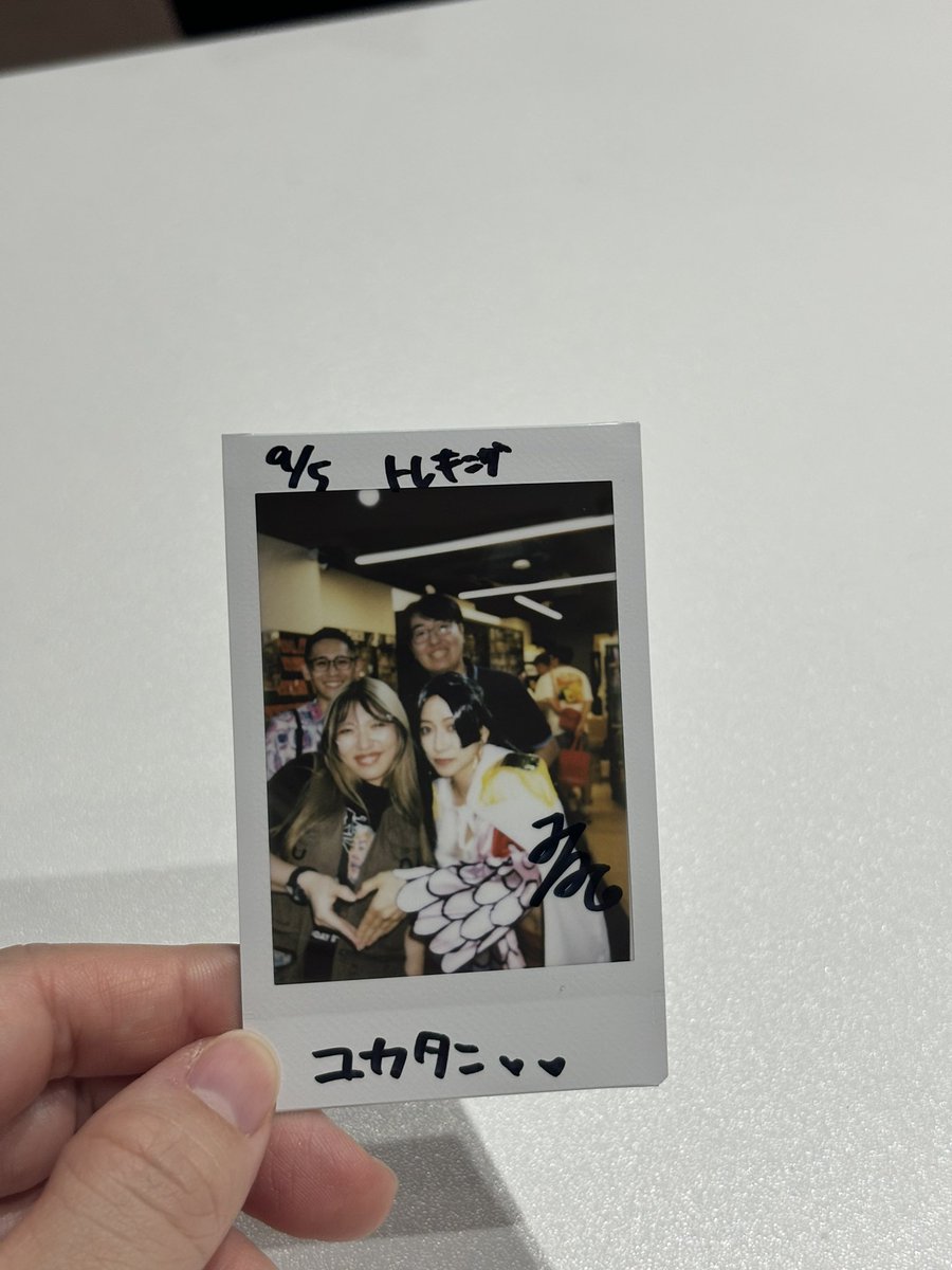 yk58u's tweet photo. 上司が一撃23万購入しておこぼれチェキ撮っていただきました🫶🏻

とてもとてもとても美人でいい匂いしてリアルハンコック過ぎて最高でした！！！
爆アド福袋だったのでこれからは全てのカードをトレキングで購入しようと思います☝🏻☝🏻☝🏻

@toreking_akiba 
@minmikoooooooo https://t.co/bbEek7kTJM