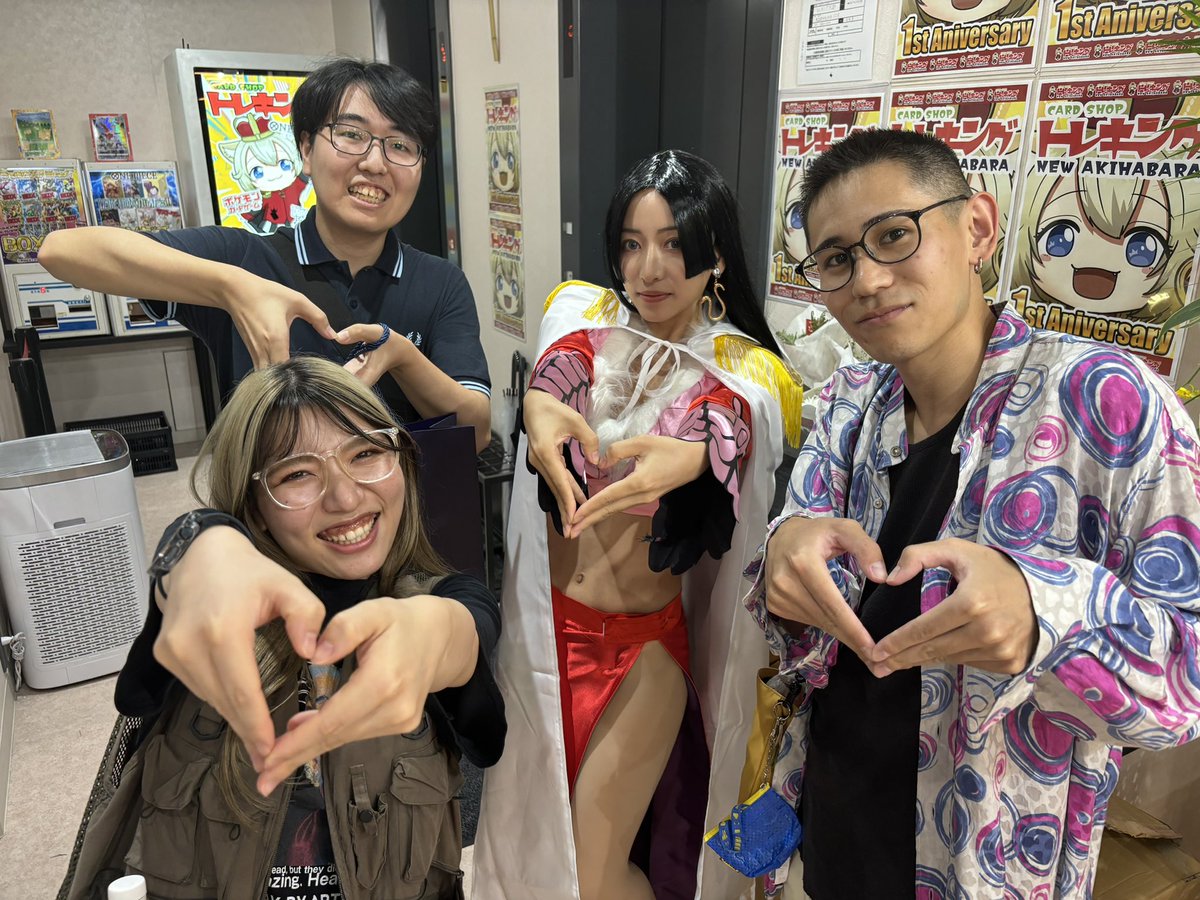 yk58u's tweet photo. 上司が一撃23万購入しておこぼれチェキ撮っていただきました🫶🏻

とてもとてもとても美人でいい匂いしてリアルハンコック過ぎて最高でした！！！
爆アド福袋だったのでこれからは全てのカードをトレキングで購入しようと思います☝🏻☝🏻☝🏻

@toreking_akiba 
@minmikoooooooo https://t.co/bbEek7kTJM