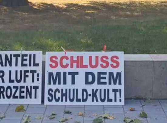DerNorb's tweet photo. Schilder der Honks könnten auch von NSP, AfD, Heimatpartei stammen, man verwendet Kampfbegriffe der Faschisten und nennt sich selbst „Friedensbewegung #Rostock“ 🙈
Mit #Kaufmann und #Lues hat man Faschistenfreunde als Anführer, ersterer bei rechtsextremen „Freie Sachsen“ Gast.
🤮 https://t.co/LTLkQ58Q9o