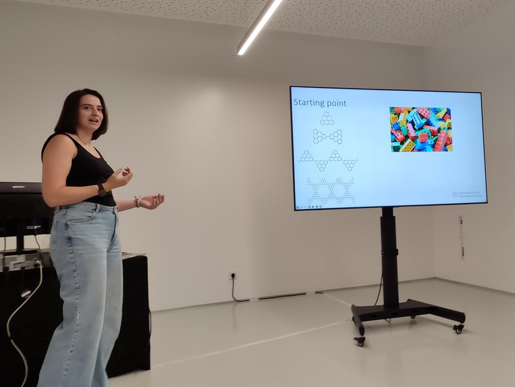 jfrossier's tweet photo. Mar Ferri Cortés, PHD student under my supervisión, talking about modelling nanographenes star lattices using Quantum Neural States, a work in colaboration with @JLado_Phys #CMD31, in Braga https://t.co/tJgeul42By