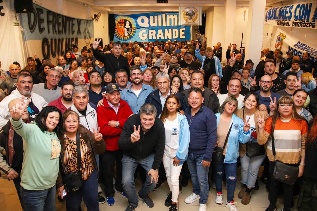 GabrielBerrozpe's tweet photo. ES POR AK Y CON FERRARESI

Gracias #Solano , gracias @jorgeferraresi por venir a compartir la esperanza de un peronismo unido ,solidario y que va de frente a #Quilmes , junto a cientos de vecinos debatimos y construimos #Esperanza con @Kicillofok @elsolquilmes @agevaperonof https://t.co/LdL24r6sT7