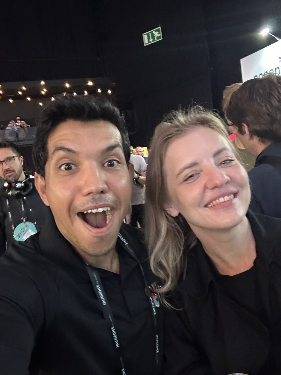 laytoun's tweet image. 🥁🥁🥁
Against all odds, she conquered the dreaded 9AM slot @javazone !
Lads &amp;amp; Gents, @alina_yurenko, The Early Bird Slayer! Armed with Java and fueled by coffee, she TKO&apos;d drowsiness and delivered a killer #GraalVM session!
🎉🎉