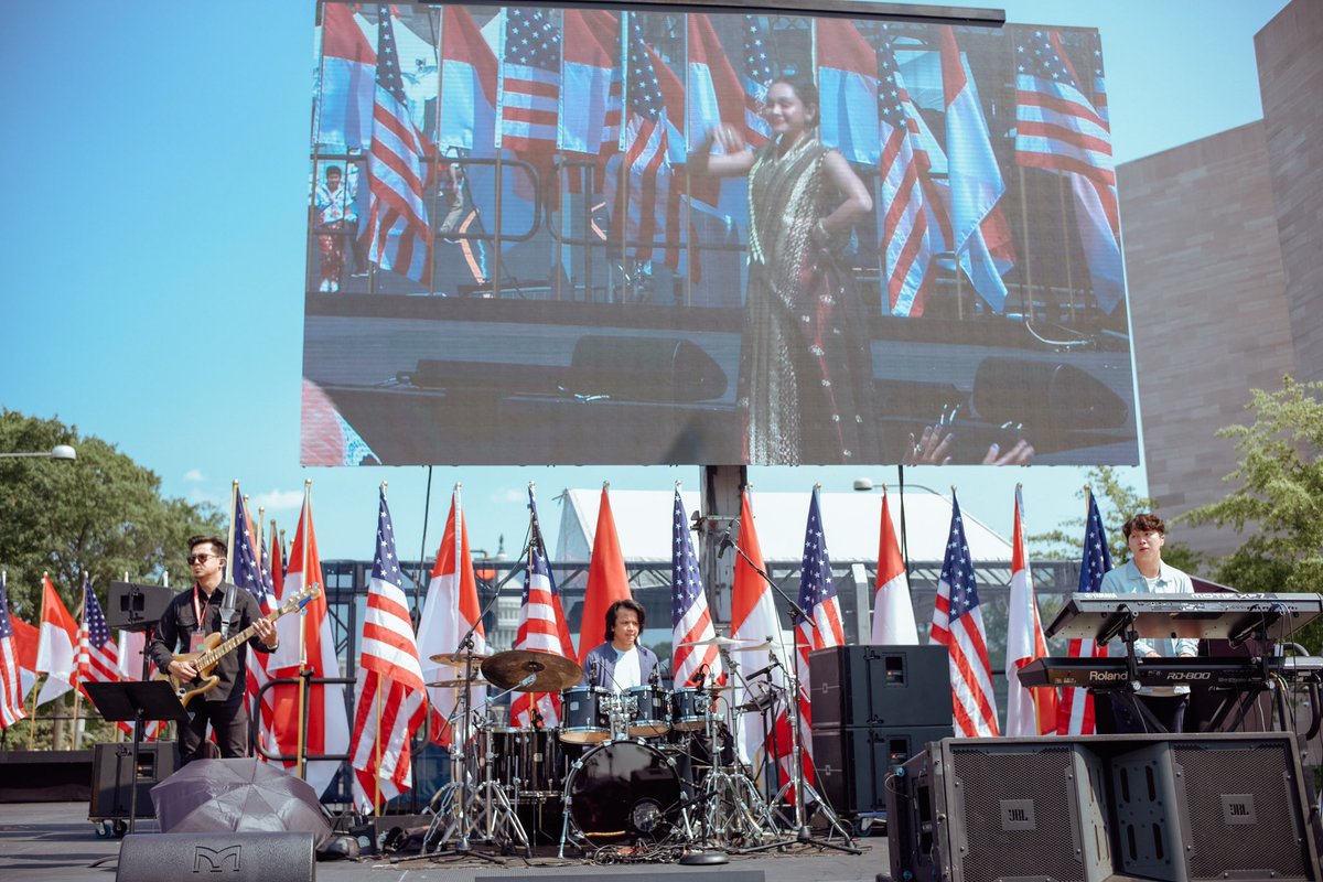 AbramLembono's tweet photo. Performing with @Andien in WOW Indonesia Festival in Washington DC 🇺🇸🇮🇩
.
Thank you @rsteven @RayPrasetya @cyclonesia
#washingtondc #wowindonesia #andien #ronaldsteven #rayprasetya #abram #sessionplayer #musician https://t.co/tGddKuvgUy