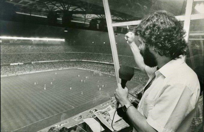 1976: Joaquim Maria Puyal fa la primera retransmissió de futbol en català des de la II República (Barça - Las Palmas).
#TalDiaComAvui