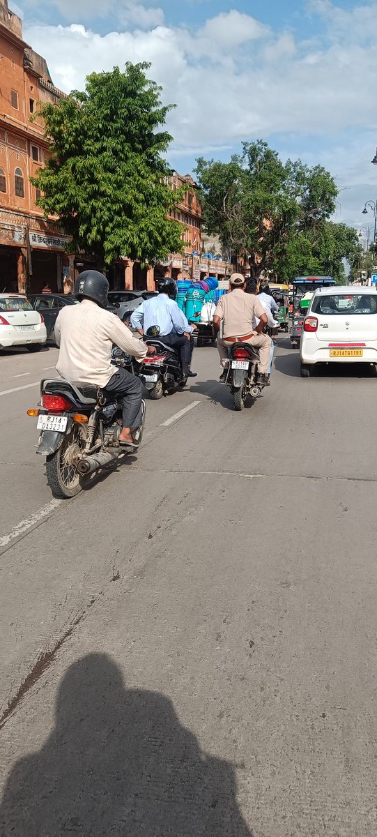 कानून क्या सिर्फ आम जनता के लिए है क्या?
RJ14AD3330
Chhoti chaupar jaipur 
<a href="/jaipur_police/">Jaipur Police</a> <a href="/JprRuralPolice/">Jaipur Rural Police</a>