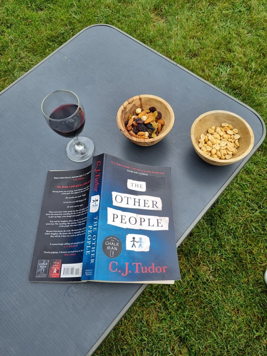 Eigenlijk moet ik m'n antenne ophangen en moet ik de luifel opzetten. F**k it, dit is een veel te spannend boek. Genieten 😁