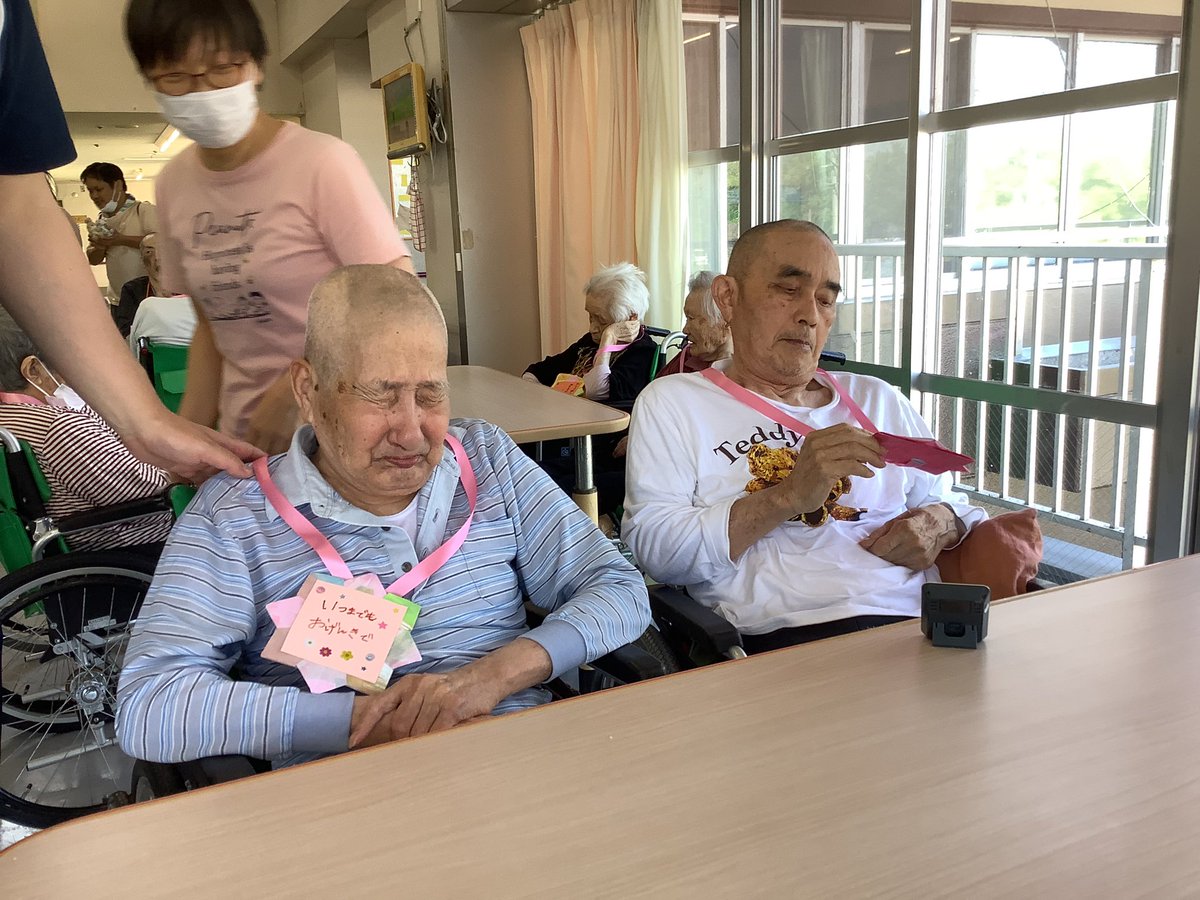 suikeinosato's tweet photo. 敬老の日のお祝いに、おうみ福祉会の方々が手作りのメッセージ入りメダルや可愛らしい動物の絵を贈ってくださいました！中には感動で涙ぐまれる利用者様も😊素敵な催しを開いてくださり有難う御座いました✨

#多床棟 https://t.co/RKQ7f099HE