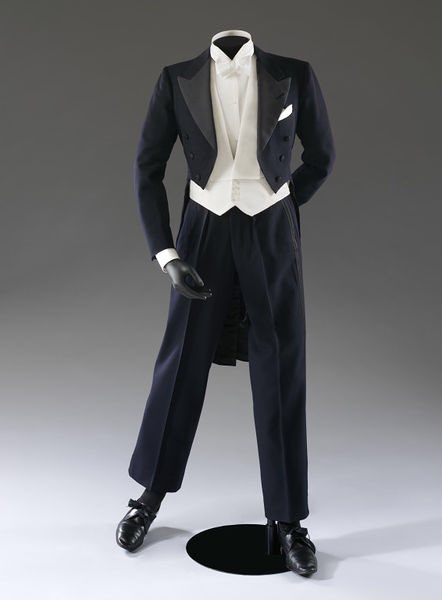 MadameGilflurt's tweet photo. This tailcoat was worn by Fred Astaire in Shall We Dance (1937). Made by Anderson and Sheppard Ltd, one of Astaire’s personal favourites, he tested the seams by dancing in front of a shop mirror. #frockingFabulous #fashionhistory via V&amp;A. https://t.co/Mpo0Nh8fWN