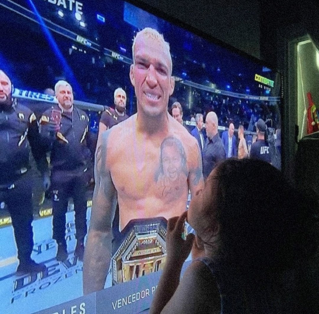 Charles Oliveira's daughter watching him become champion