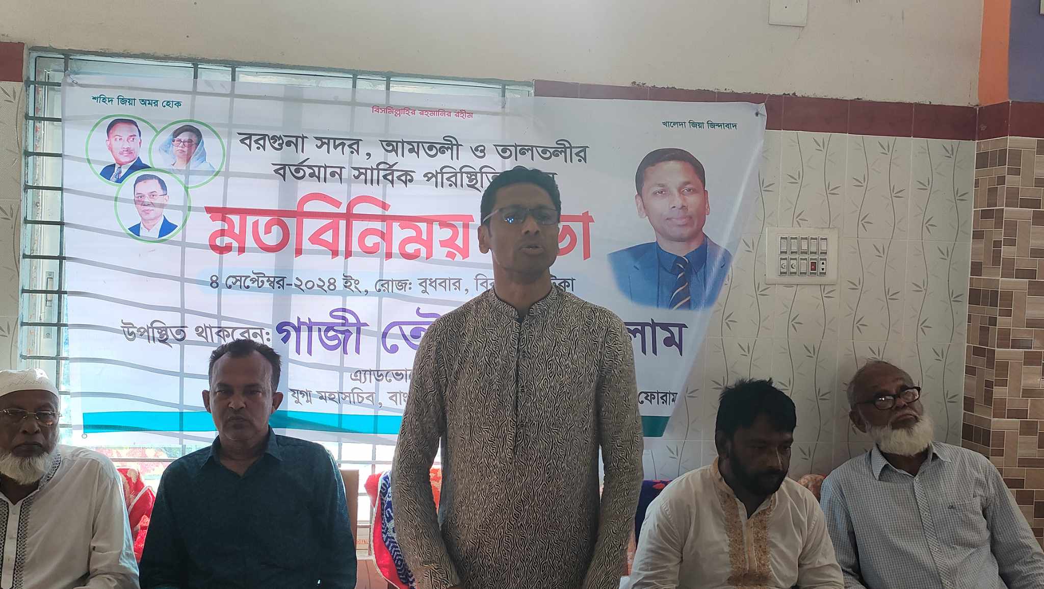 আমতলীতে সাংবাদিকদের সাথে মতবিনিময় করেন বিএনপির কেন্দ্রীয় নেতা তৌহিদুল ইসলাম