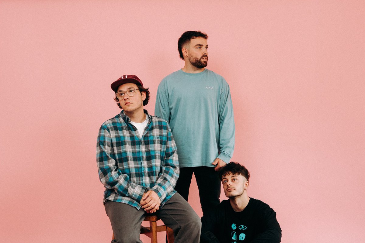 Hey! In case ya wondered what we’d been up to recently, our new single ‘Tell Me’ comes out 12/09. We’re reeeal proud of this one and have a hunch you might like it too. PRE-SAVE HERE: 

distrokid.com/hyperfollow/sl…