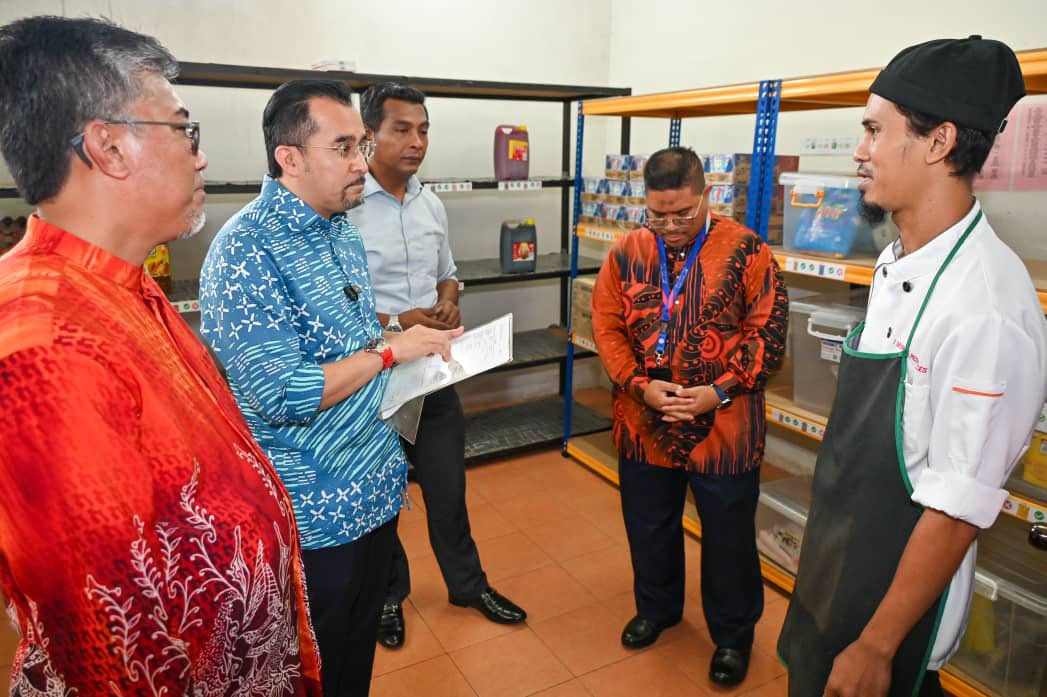 drasyrafwajdi's tweet photo. TERJAH DEWAN SELERA MRSM TAIPING

1. Hari ini saya mengambil peluang 'terjah' ke Dewan Selera MRSM Taiping, Perak bagi meninjau keadaan penyediaan makanan di sini setelah beberapa hari lalu menerima laporan terus daripada ibubapa pelajar mengenai kes keracunan makanan pada 30/8 https://t.co/3104JNPvLh