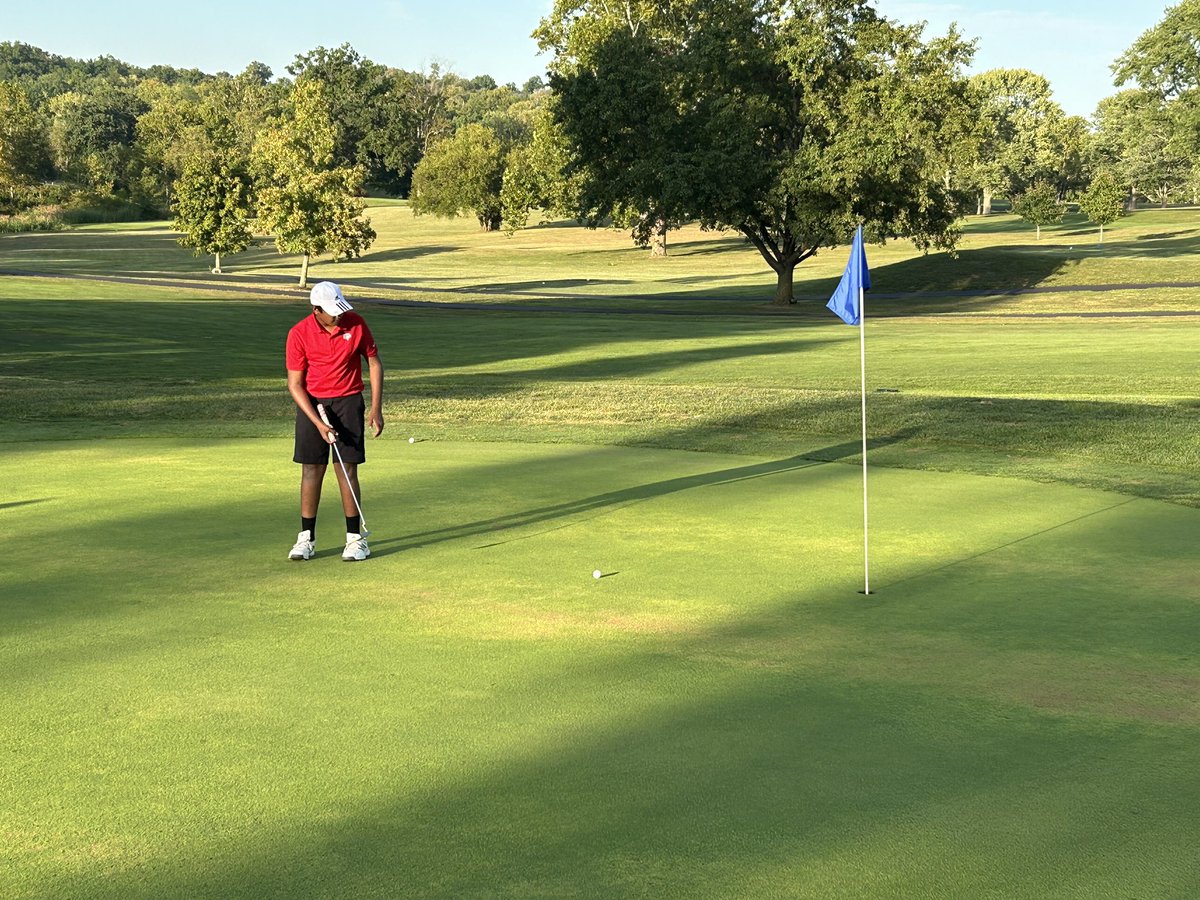 Ridge wins 183-221 over Hamilton. Andrew Mechley won medalist with a 39 followed by Adam Mechley with a 40.  Grahm Gayheart dazzled spectators when he made a 45ft side hill bender. Great job team!