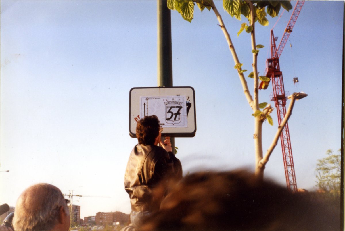 FRAVM's tweet photo. El Consorcio de Transportes hizo oídos sordos a las peticiones vecinales y el problema se eternizó.

😡Harta de esperar, la Plataforma Unitaria de Vallecas trazó un plan arriesgado: raptar de forma simbólica el #Bus57 para llevarlo al destino propuesto
👉🚌💨 https://t.co/t6YdsKfGfN