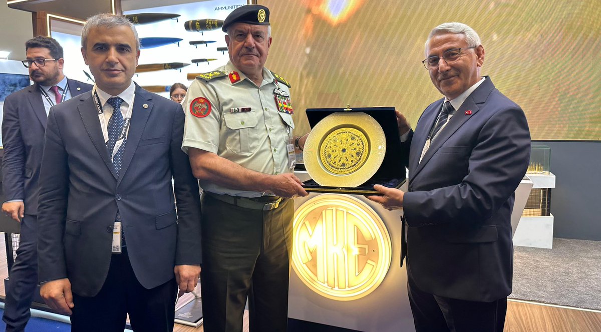 MKEgovtr's tweet photo. 🇹🇷🤝🏼🇯🇴Akabe’de düzenlenen #SOFEX2024 Fuarı’nda; Ürdün Prensi Faysal bin Hüseyin, Ürdün Başbakanı ve Savunma Bakanı Khasawneh ve Genel Kurmay Başkanı General Huneiti, şirketimiz tarafından Ürdün’de icra edilen güncel projeler ve işbirlikleri hakkında bilgilendirildi.

Fuar esnasında ikili görüşmelerde, 2.75 roket lançer sistemi ve PMT76-57A (Platform Makineli Tüfek) üretiminde teknoloji transferi, ortak üretim ve çeşitli alanlarda iş birliği konuları ele alındı.