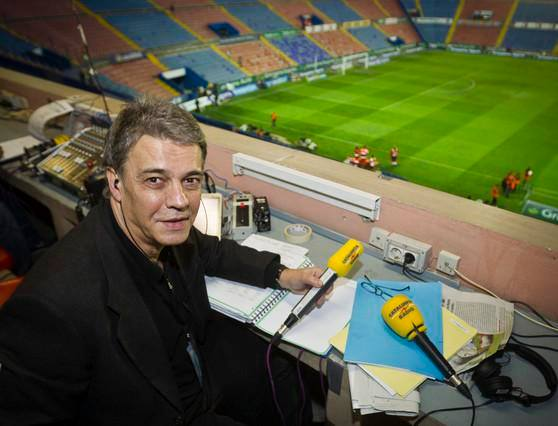 Pucurull's tweet photo. Tal dia com avui de 1976, Joaquim Maria Puyal va tornar a retransmetre per ràdio un partit de futbol en català. El primer després de la dictadura franquista. Se n’havien radiat durant la República. https://t.co/3rlsBxexy6