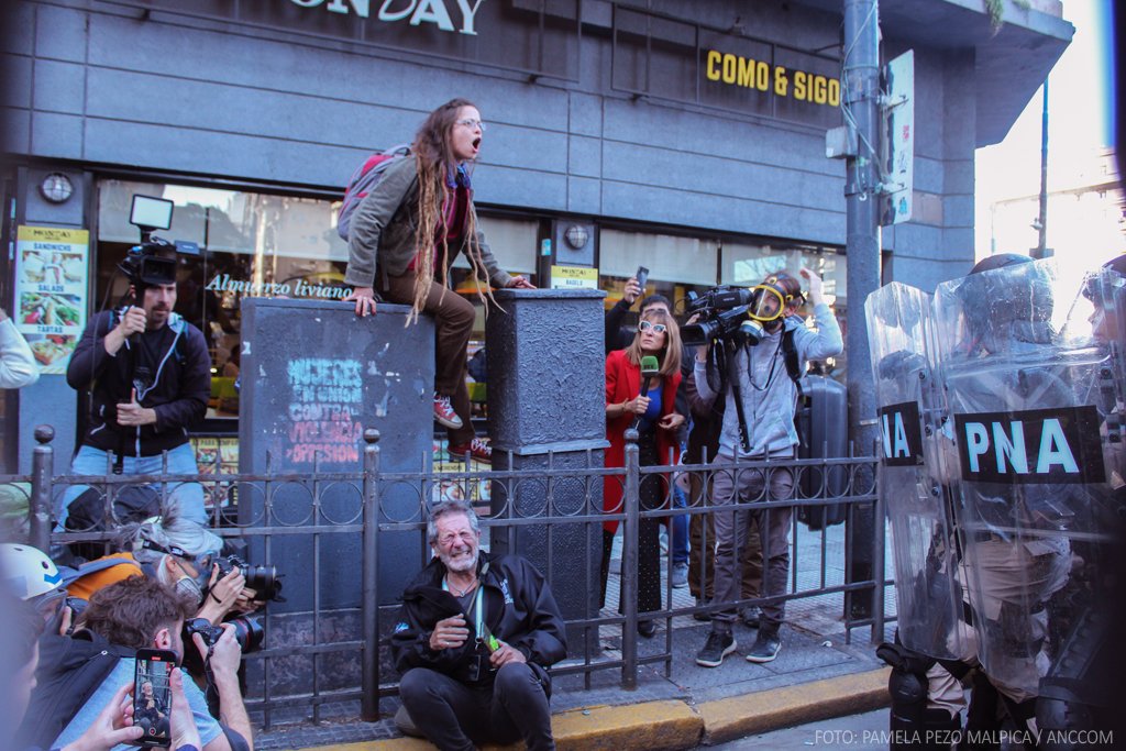 Para los jubilados hay muchos palos y poca plata

🔴 El Gobierno de Javier Milei volvió a reprimir a los jubilados que se manifestaban en contra del veto presidencial a la Ley de Reforma del Sistema de Jubilaciones.

✍️ J. Vendrell
📷 P. Pezo Malpica

👉 anccom.sociales.uba.ar/2024/09/05/par…