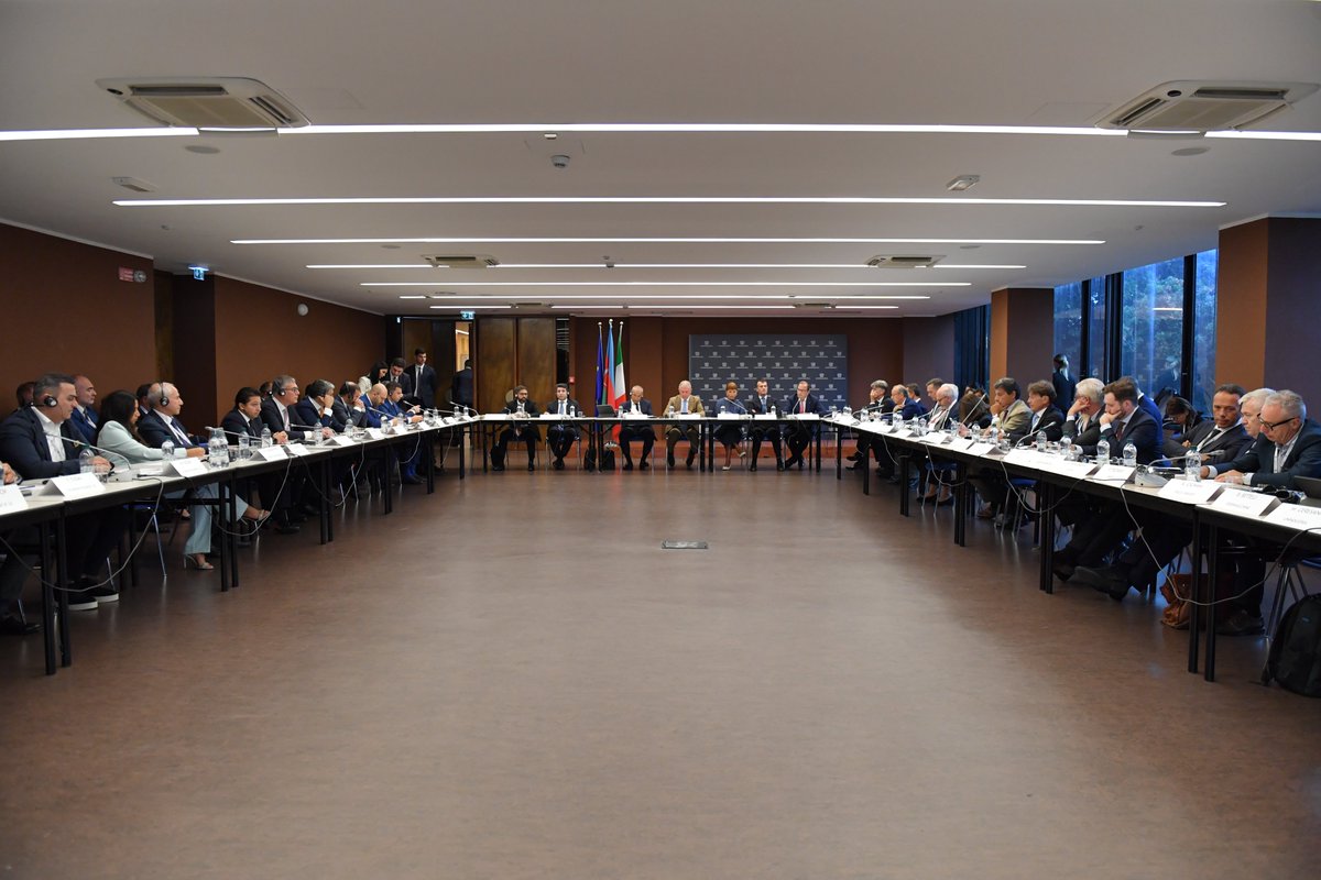 smbgovaz's tweet image. Roma şəhərində İtaliya – Azərbaycan dəyirmi masası keçirilib. Tədbirdə iki ölkə arasında iqtisadi-ticarət əlaqələrinin şaxələndirilməsi müzakirə olunub, bir sıra sənədlər imzalanıb.

Ətraflı - bit.ly/3yXawCT

#EconomyAz