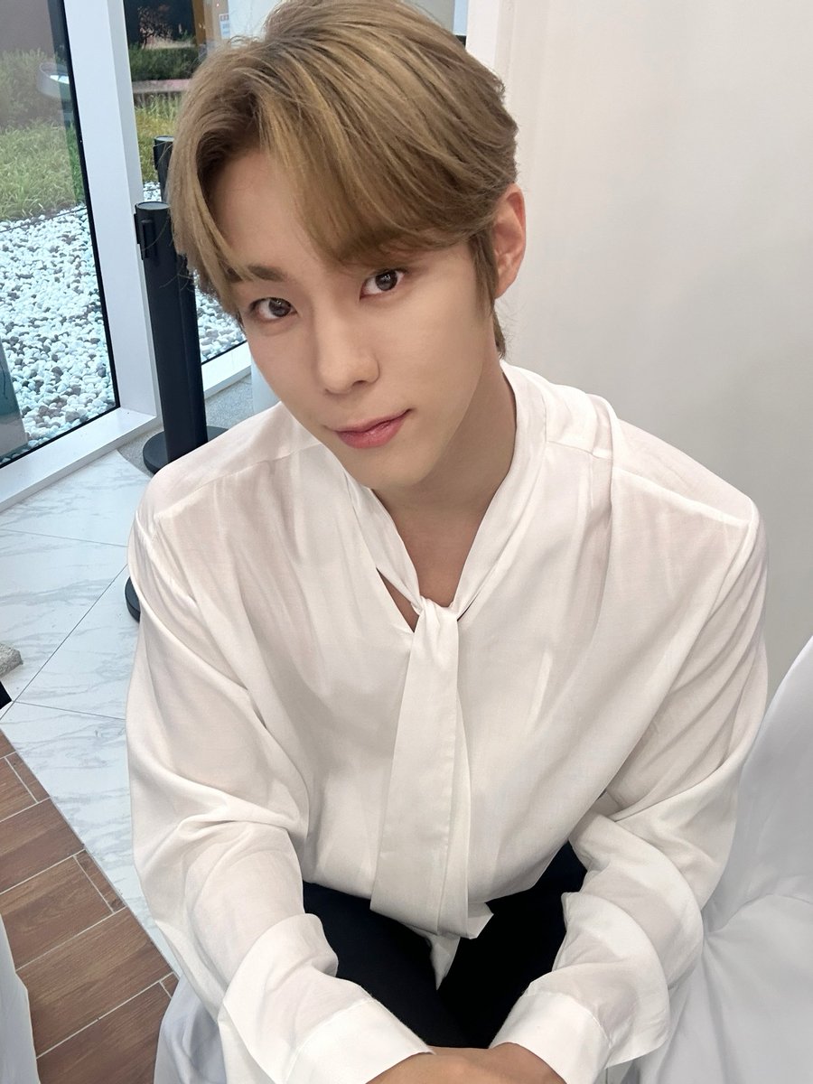 ThanhthuyRiviu's tweet photo. you look so handsome and radiant this outfit is so beautiful and suits, you like a prince 🫅🩷my prince😍💕💕💕
#JuniperwithSeobin #윤서빈 #YoonSeobin #alwayswithSeobin #seobinwithjuniper https://t.co/D7GTCRIzHt